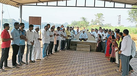 धानोरेतील उपसरपंचाने स्मशानभूमीत केला वाढदिवस साजरा