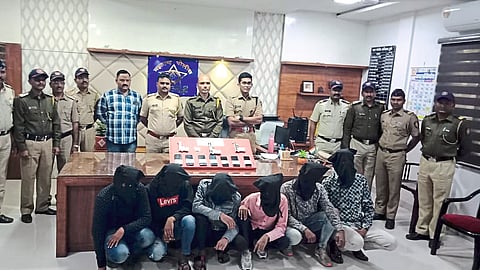 Dhule: Upper Superintendent Kishore Kale, Assistant Inspector Suresh Shirasat and officers along with the seized items and suspects