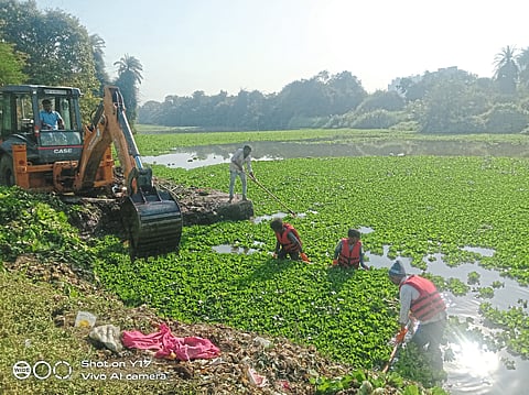 जलपर्णी काढण्याचे काम 
रावेतमध्ये युद्धपातळीवर