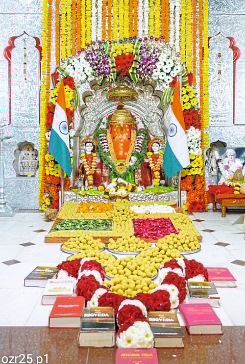 विघ्नहर गणपतीला फुलांची आरास