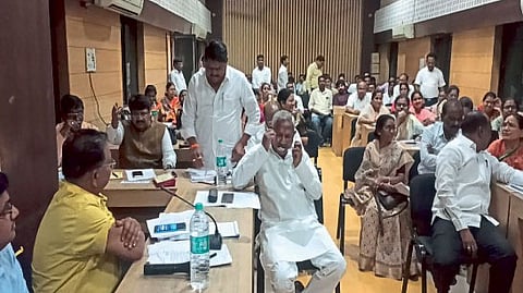 shopping mall will built on site of Urdu school Decisions in meeting zilla parishad 