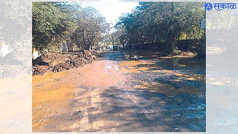 Nashik Road : A mud empire spread across the main road of the Revenue Office