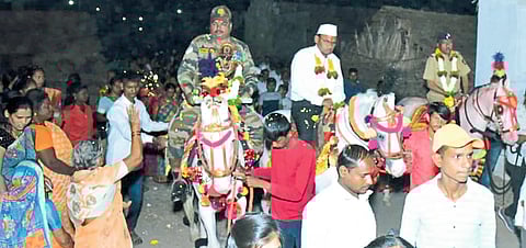 सुकलवाडी येथे सेवानिवृत्त अधिकाऱ्यांची मिरवणूक