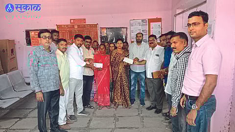 Checks to heirs of Pradhan Mantri Yojana jalgaon news 