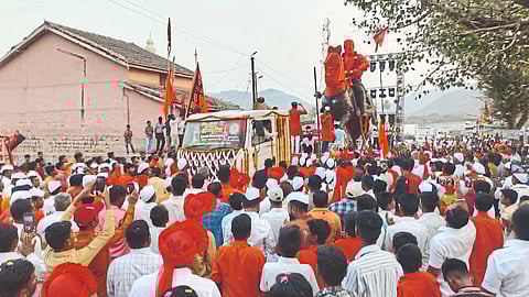 statue of Chhatrapati Shivaji Maharaj to be installed on Shivtirtha arrived in the taluka, residents of Kalavan participated in the procession taken out on the occasion.