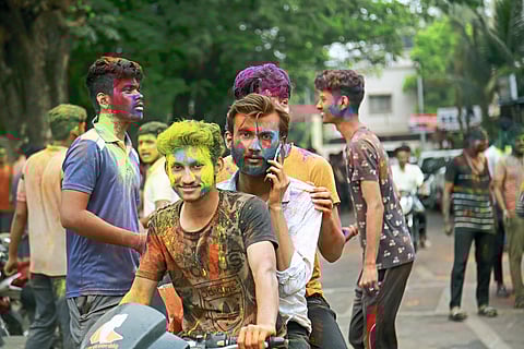 धुळवड धुमधडाक्यात साजरी... (फोटो फिचर)