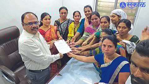 Women and citizens of Dabhadi Shiv Road area while giving a statement to the municipal ward officials.