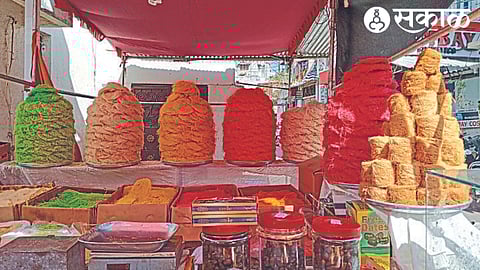 Different colored Suttar Feni, Shevayi which has entered the market on the occasion of Ramadan.