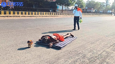 Swami Giri Maharaj leaving for the Narmada Parikrama by paying obeisance.
