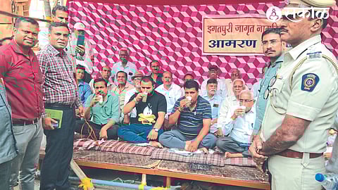 Police Inspector Raju Surve breaking the hunger strike by giving lemonade to the Citizen Awareness Committee.