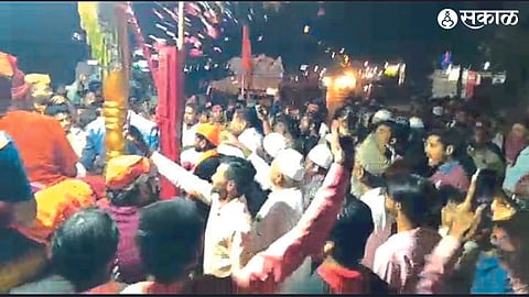 Officials of Kul Jamati Tanjim welcoming Shirpur's Mana Rath by throwing roses.
