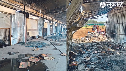 A fire broke out in the sheets of paper in the private market, and the battery exploded while charging the mobile phone and caught fire