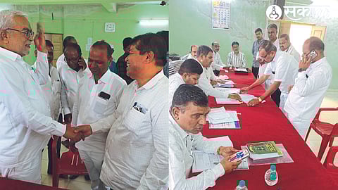 Senior leader Manikrao Shinde, Bhujbal's personal aide Balasaheb Lokhande, BJP leaders Baba Damale, Vasantrao Pawar etc. while withdrawing jokes & various leaders withdrawing nomination papers.