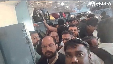 The rush of passengers caused by the departure of the train from Dhule.