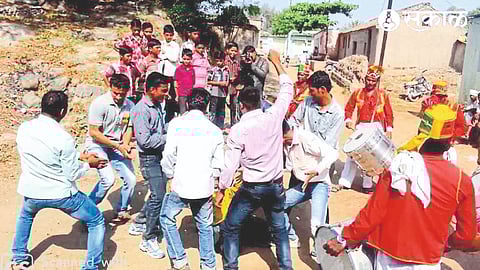 The bridegroom and his friends dance in Varati regardless of the summer