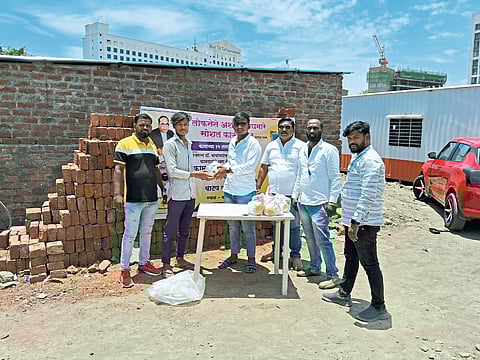 महापुरुषांच्या पुस्तकाचे संचचे वाटप