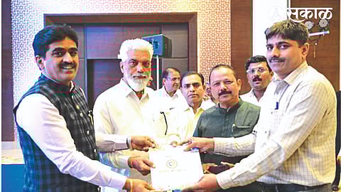 NIMA office bearers welcoming Guardian Minister Dada Bhuse