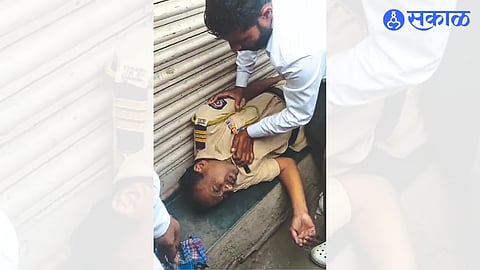 Bhagwat Zalte while helping Manmad Railway Police Nagesh Dande.