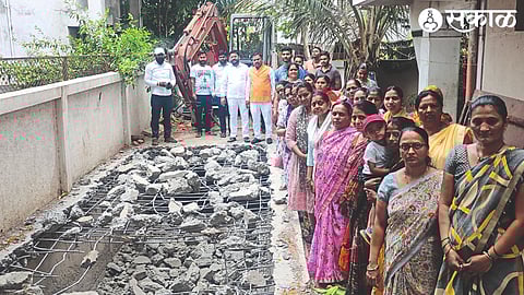 Sudam Demse, Bhagwan Donde and women protesting the breaking of slabs on the Prashantnagar drain.