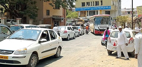 खड्ड्यांमुळे प्रवाशांना वाहतूक कोंडीचा ताप