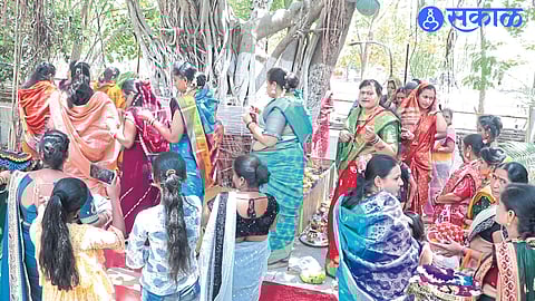 Women worshiping a banyan tree at Chimukleram temple.