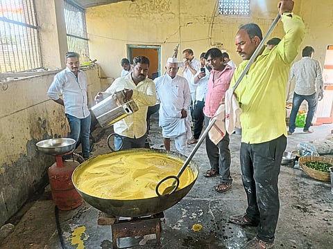 एक हजार किलो पिठले, साठ हजार भाकरी!