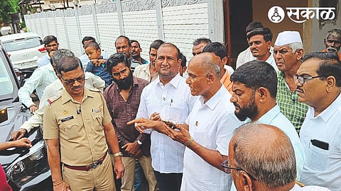 Agitator R. in front of the Maharashtra Life Authority office in Tilaknagar area. D. Nikam, Shekhar Pagar is P. R. While discussing with Dhokane