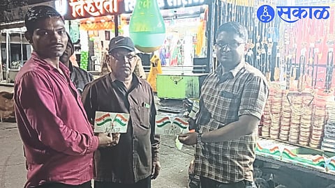 Ilyas Attar while distributing patriotic items among citizens