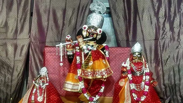 हातात घड्याळ असलेली भगवंतांची मूर्ती