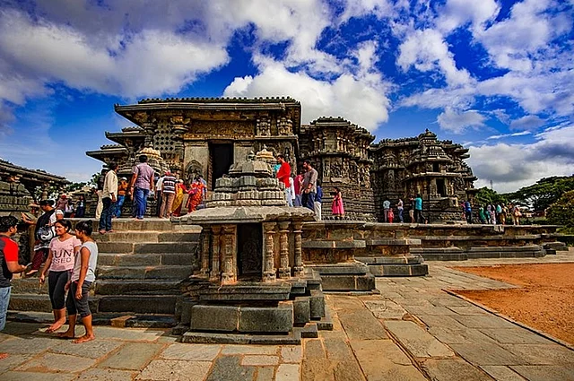 कर्नाटकातील होयसाळ मंदिरे हे त्याचे अतिशय सुंदर उदाहरण आहे