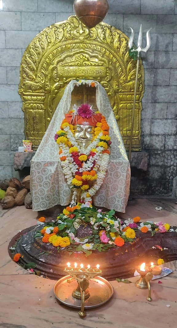 मंदिरातील गाभाऱ्यातील शंकरांची मूर्ती आणि शिवलिंग