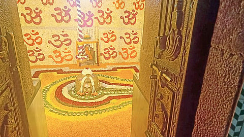 पुरातन तीर्थक्षेत्र श्री चक्रेश्वर मंदिर


चाकण चक्रेश्वर मंदिर
पुण्यभूमी लेख
हरिदास कड, चाकण यांजकडून
दोन पानात बसविणे