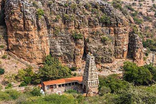 महादेवांच्या मंदिराचा परिसर