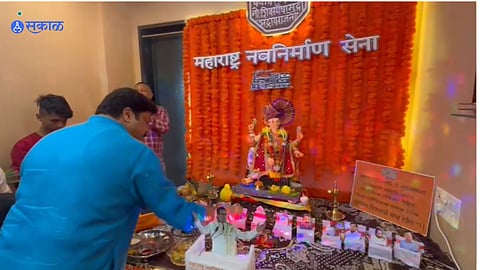 Raj Thackeray: गणपतीची आरास म्हणून साकारला राज ठाकरेंच्या सभेचा देखावा !  