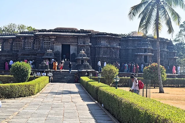 या मंदिरांचा परिसर एक सकारात्मक उर्जा देतो