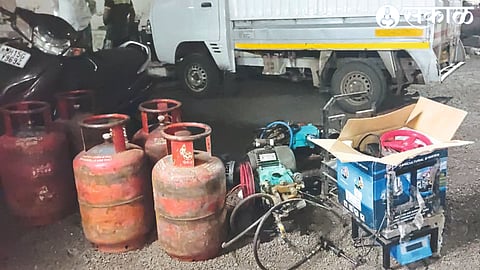 The seized gas cylinders of Hindustan Petroleum Company and the second photograph shows the seized rickshaw and four-wheeler.