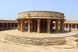 चौसष्ठ योगिनीच्या या मंदिरात जाण्यासाठी २० पायऱ्या चढून जावे लागते