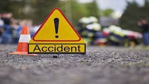 samruddhi highway accident onion truck accident driver injured police