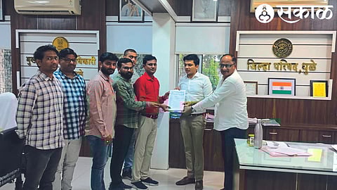 A delegation of Gharkul contract employees giving a statement to Shubham Gupta for various demands in Zilla Parishad