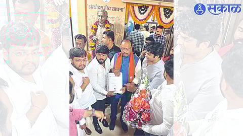 BJP State President Chandrasekhar Bawankule congratulating BHA YUMO Dhule Mahanagar District President Akash Pardeshi for his excellent performance during the service fortnight.