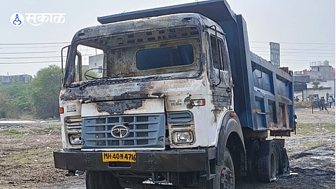 After two children crushed to death under truck mob set  truck on fire beedgaon nagpur  
