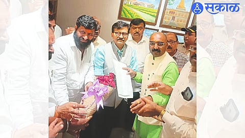 Bhaskar Gunjal, Nivrithi Jadhav and activists giving a statement to MP Raut.