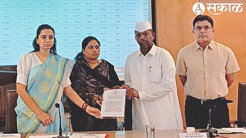 Narahari Jirwal, Deputy Speaker of the Vidhan Sabha while giving a copy of the grant to the heirs of the deceased employees of Zilla Parishad. Along with CEO Ashima Mittal, Additional CEO Arjun Gunde