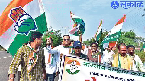 Parag Pashte, office bearers and farmers participating in the Samvad Yatra after the start of the Farmers Samvad Yatra organized by the Maharashtra Kisan and Farm Labor Congress under the Indian National Congress.