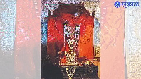 धनुर्मासातील पहिल्या रविवारी सूर्यकिरण आल्यांनतर दिसणारे आदिमायेचे तेजस्वी रूप.

