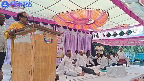 President Chandrahas Gujarathi speaking at the general meeting of Chopra Cooperative Sugar Factory. Adjacent Directors and Officers.
