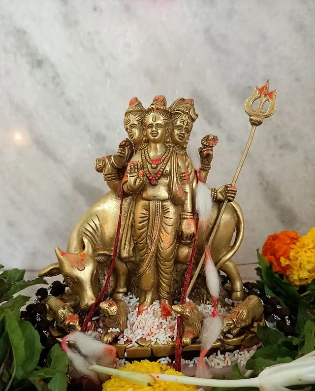 श्री गुरूदेव दत्तांची हीच ती आकर्षक सोन्याची मूर्ती
