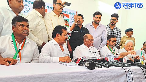 Sharad Pawar speaking at a press conference held here after the Onion issue protest. Neighbors Sayajirao Gaikwad, Hemant Takale etc.