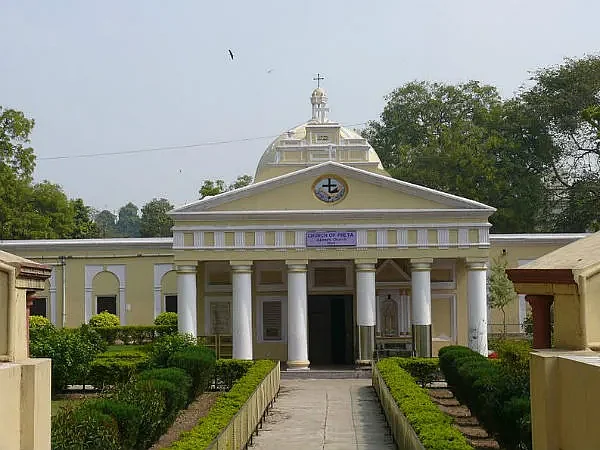 अकबर चर्चची भव्य इमारत