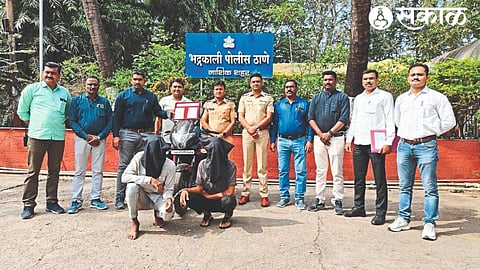Two gold chain thieves arrested, police officers, employees along with the items seized from them